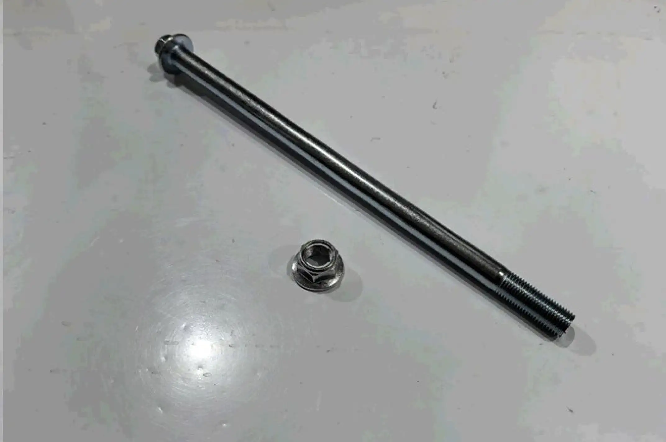Ось колеса   заднего Delta (L-240mm, D-12mm) (+втулка, гайка)   MIS
