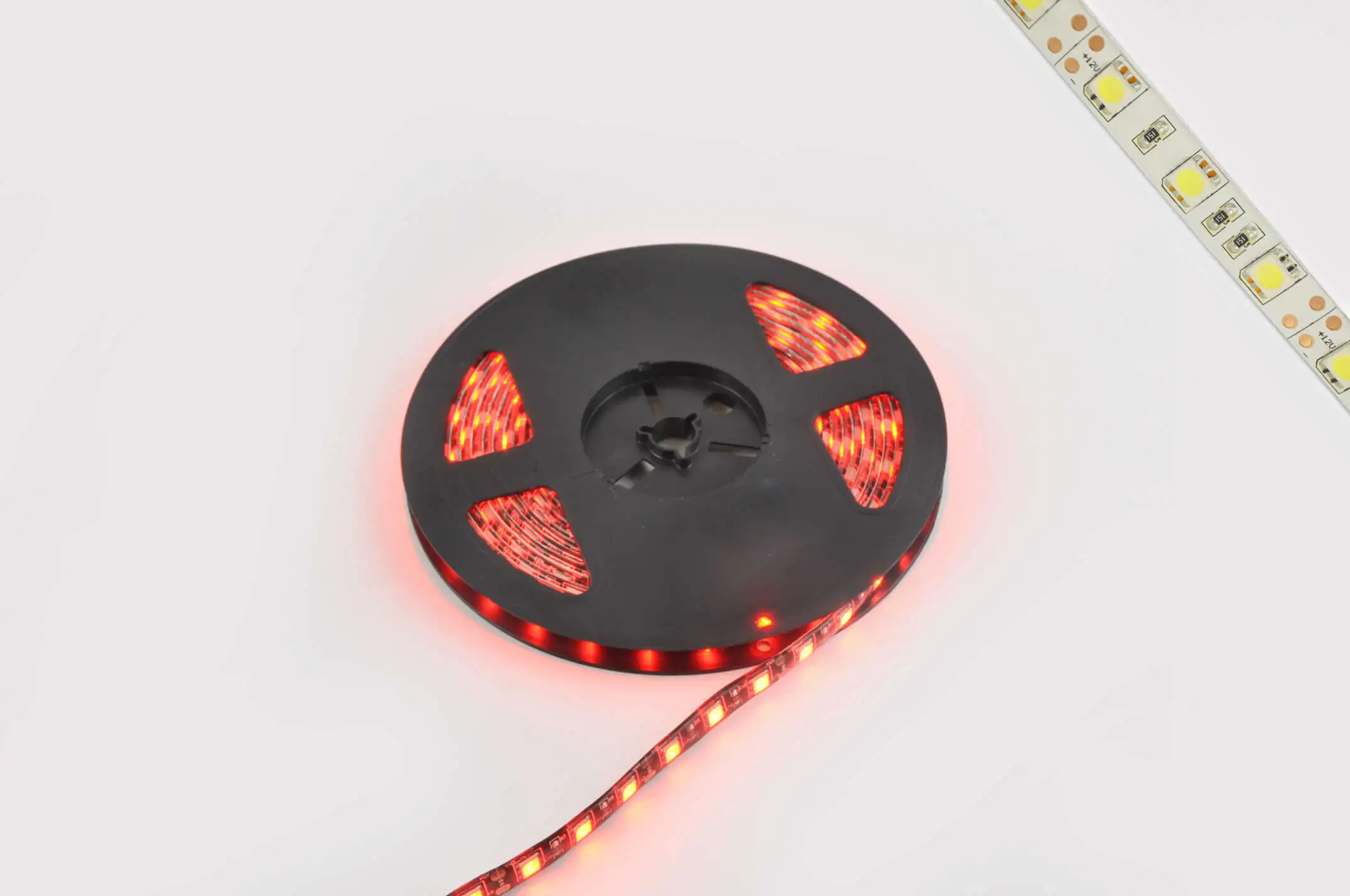 Лента светодиодная SMD 5050   (красная, влагостойкая, 60 крист/1м, бухта 5м)