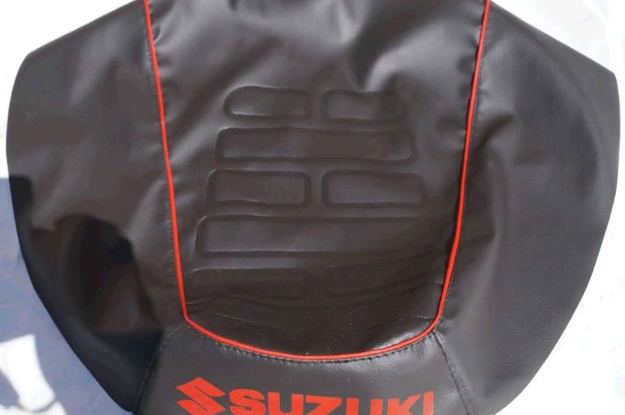 Чехол сиденья Suzuki LETS (кожвинил, кант, надпись SUZUKI) (EURO) IGR