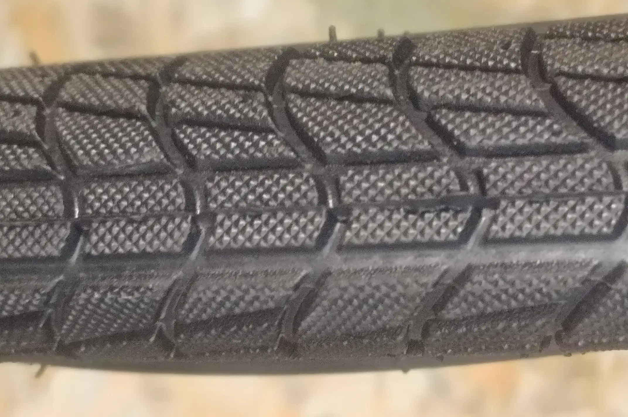 Велосипедная шина 24 * 2,125 P1023 KL-2